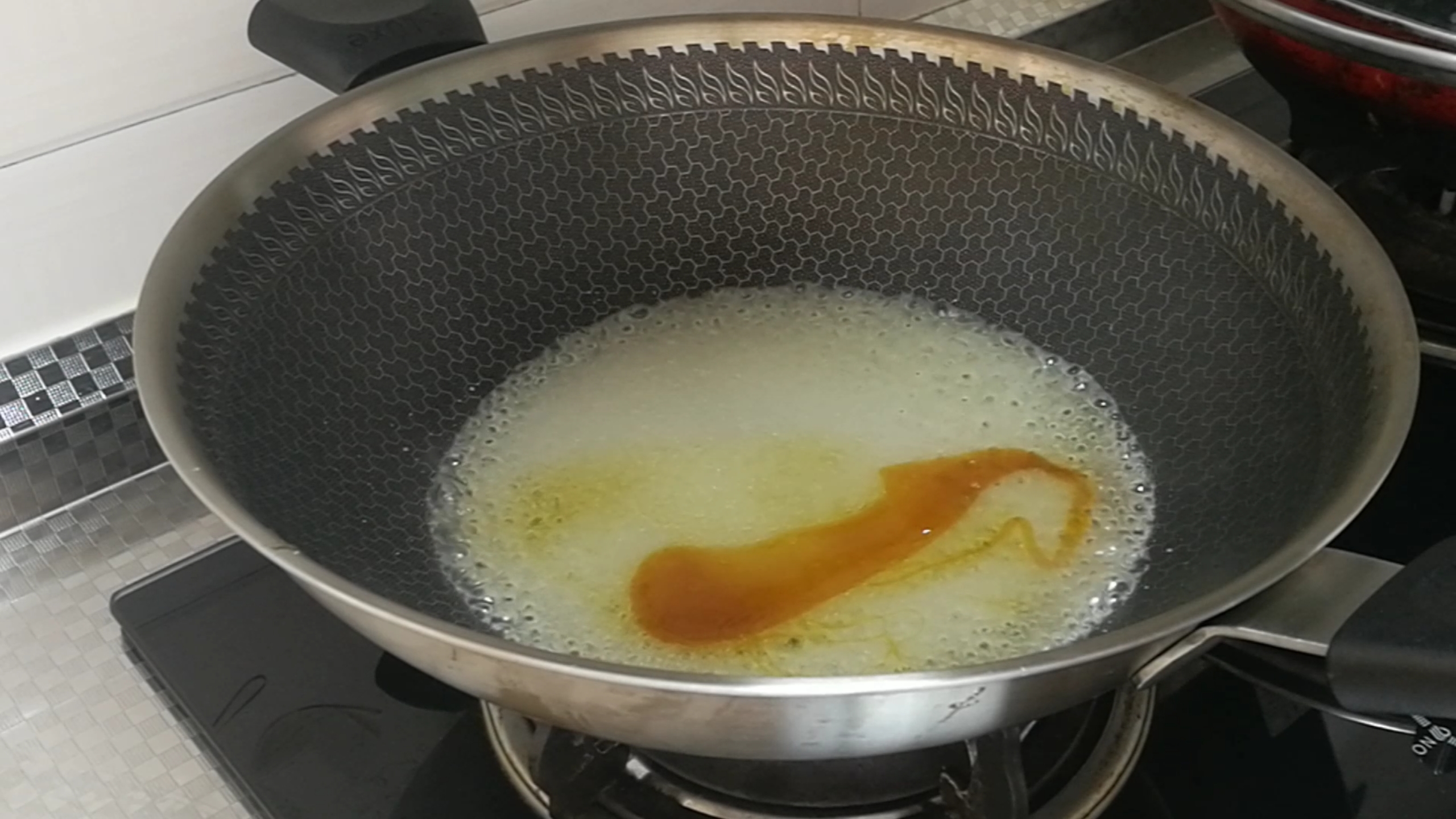 白糖熬的糖浆一放水里成冰块了,白糖熬成糖浆放凉再熬又变成白糖