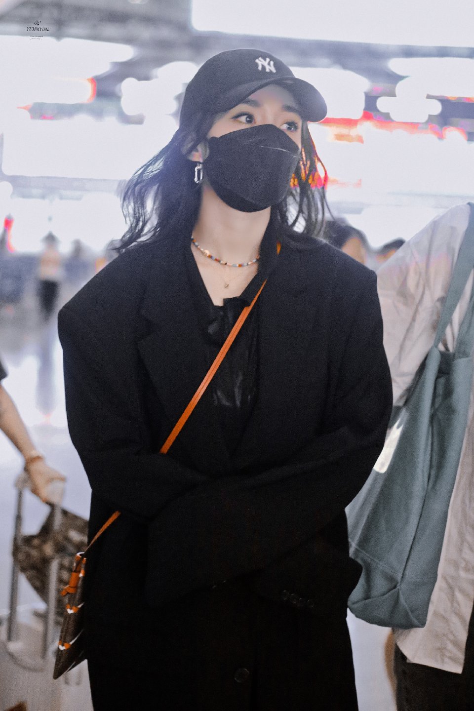 杨幂蓝色三道杠拉链外套穿搭,杨幂戴卡其色棒球帽机场街拍