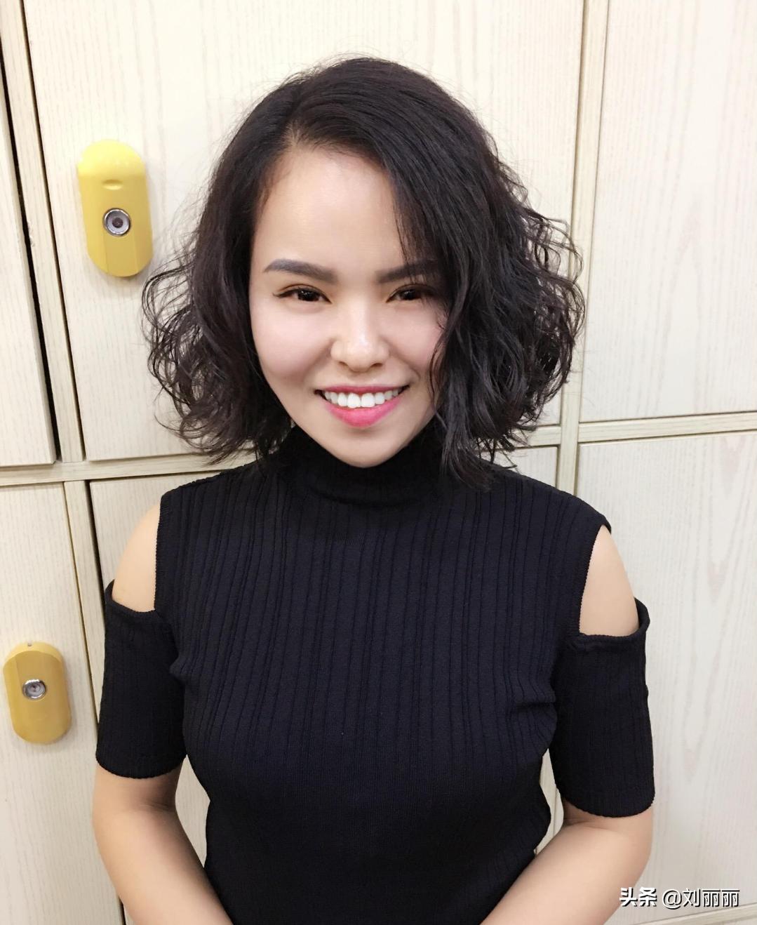 好看又时尚的发型最新款,40-50岁洋气烫发型中长发大圆脸