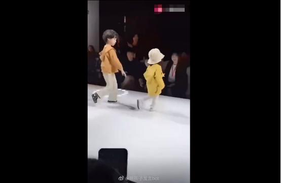 童模走路正确迈步姿势,童模最不缺的就是自信