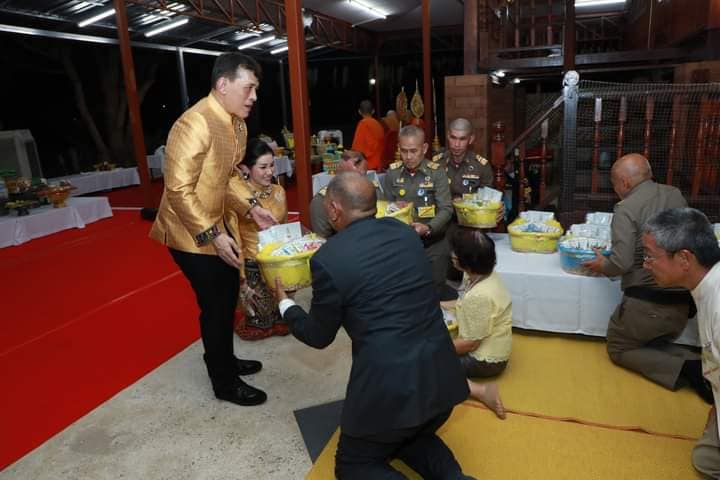 泰王当着苏提达和诗妮娜说话,泰王和苏提达诗妮娜的合照