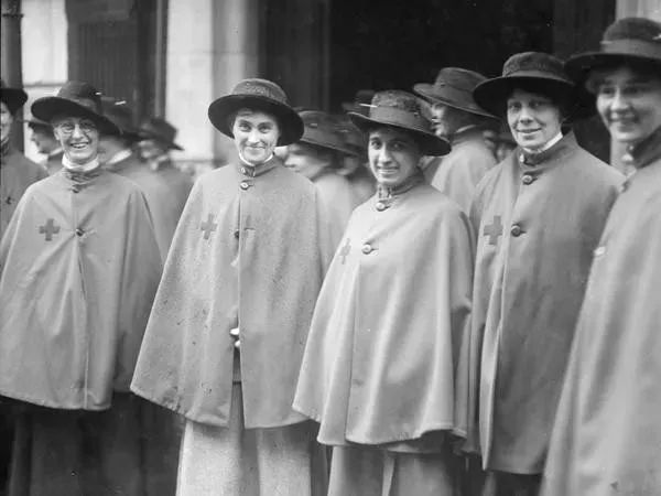 斗篷外套怎么搭配好看,斗篷外套怎么穿搭