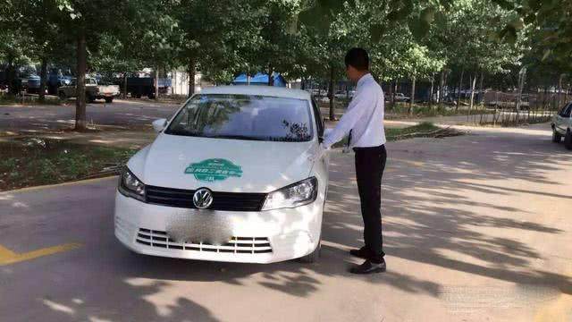 驾校教练一年能赚二十万,驾校教练一般一年多少钱