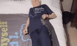 93岁奶奶恶搞27岁孙子一夜爆红！千万网友实力围观：奶奶太坑了！