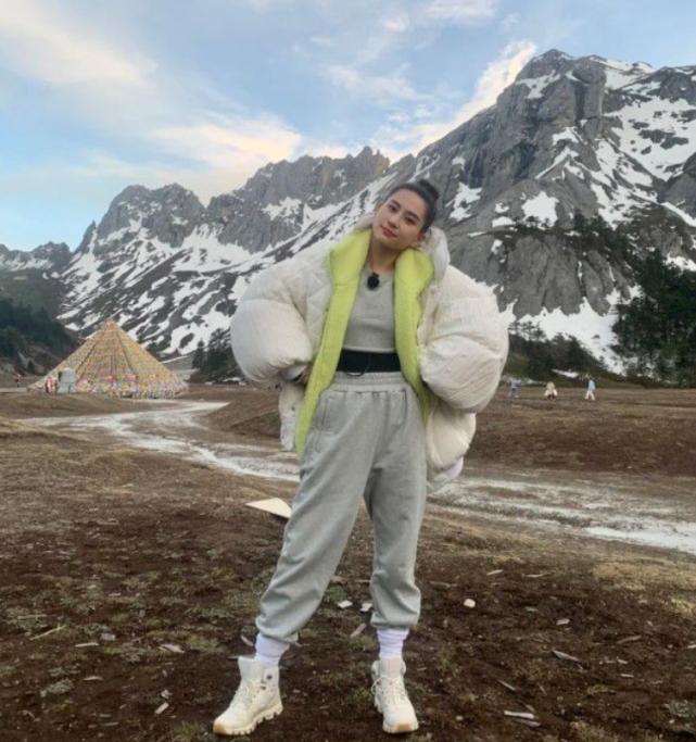 曝何超莲和窦骁,何超莲与窦骁雪山玩摔跤