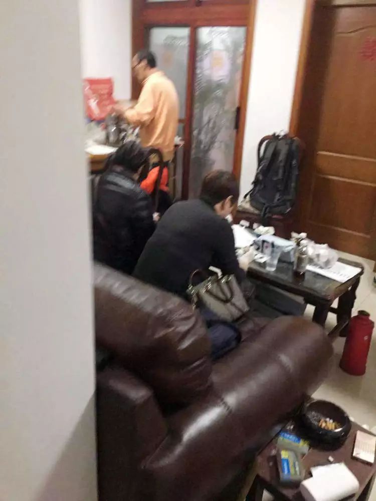 厨房满是油渍的视频,厨房全是油污