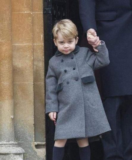 八岁后才能穿长裤，寒冬乔治王子光着小腿冻出鼻涕，小公主乐开花