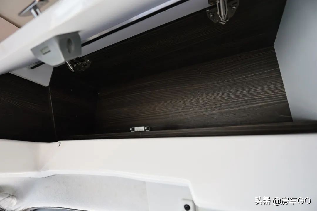 这台房车有5种充电方式，车内电器语音控制，卫生间也是干湿分离