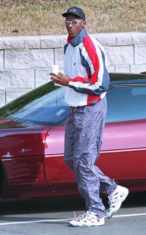 乔丹复出回归芝加哥主场,95年乔丹宣布回归视频