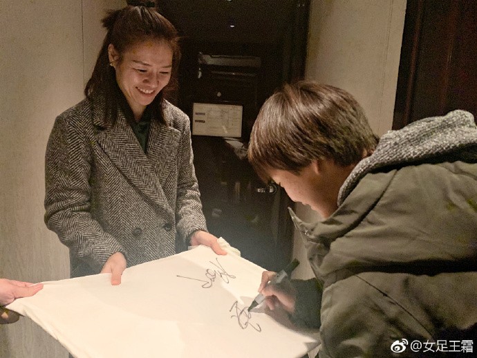 王霜与内马尔合影,王霜合影李娜