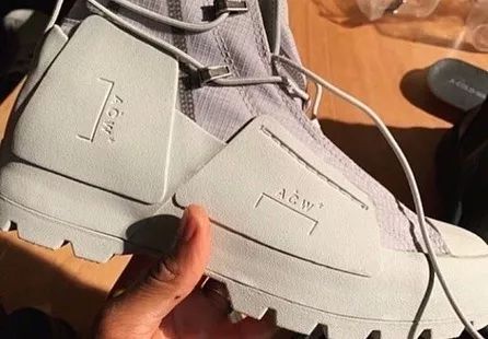 侃爷跟耐克合作鞋款,侃爷nike老爹鞋