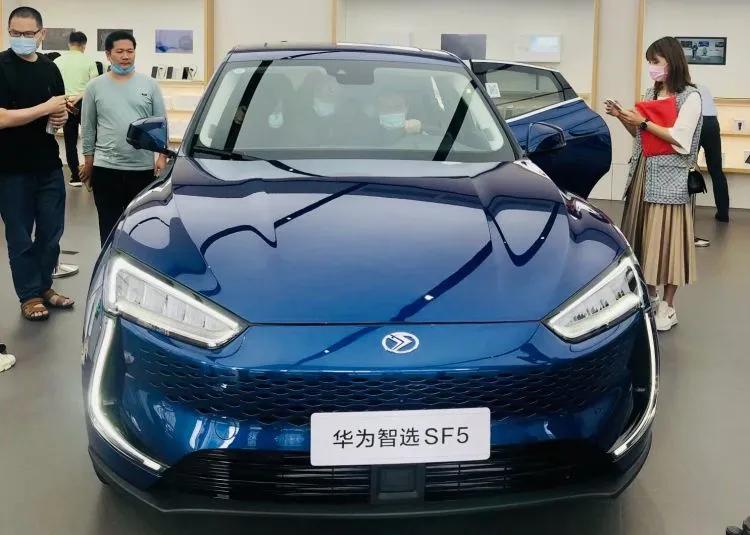 实地探访：华为卖车第一天，体验店变4S店