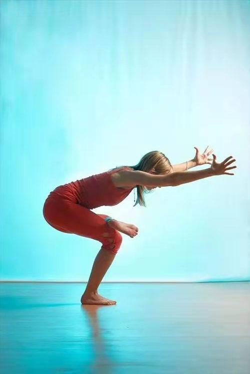 60岁钟楚红近照潇洒,59岁钟楚红气质依旧