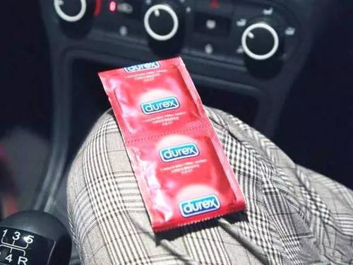 男子网购杜蕾斯发现异物,男子购买24盒杜蕾斯