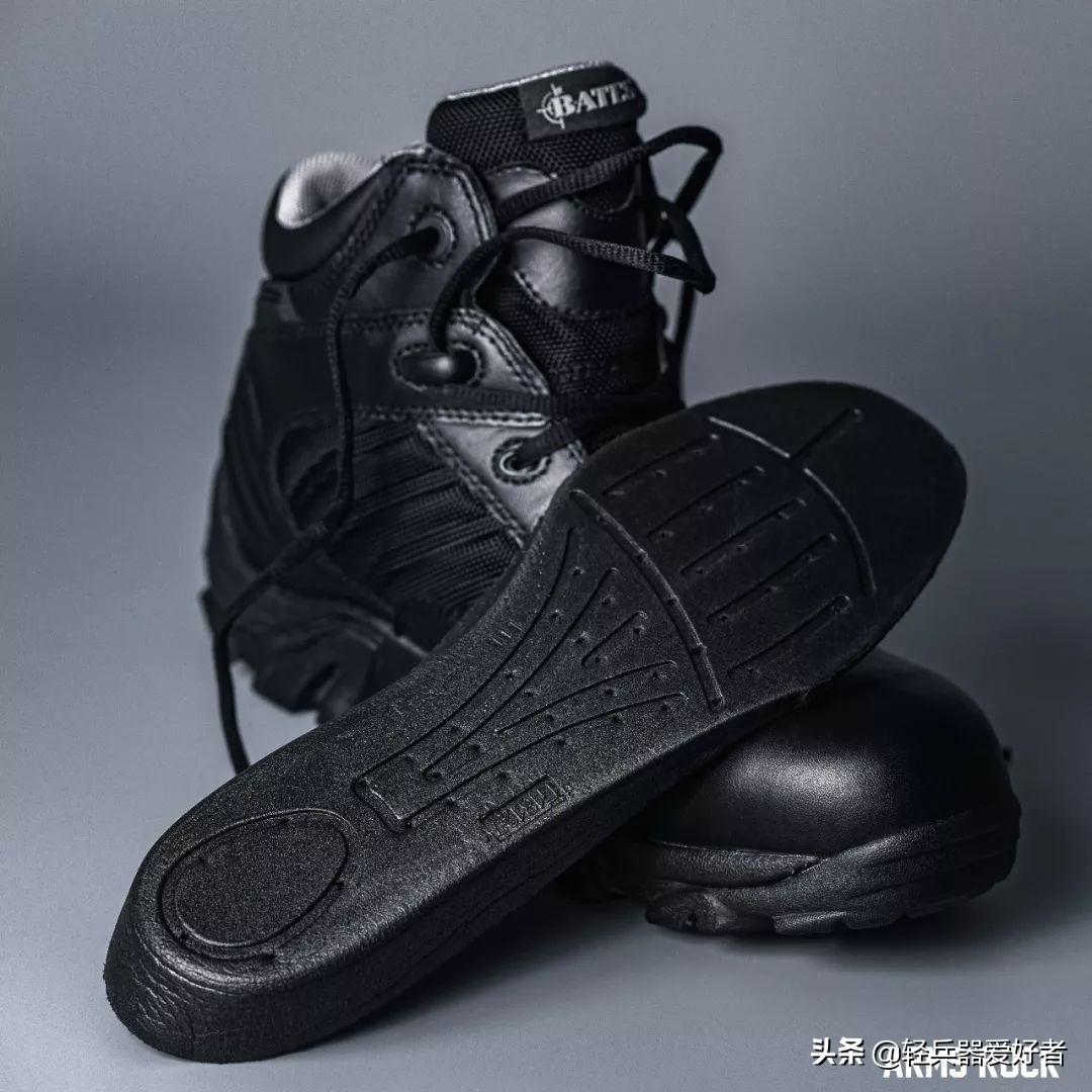 穿什么鞋更好的保护脚,军靴既能透气又能防水吗