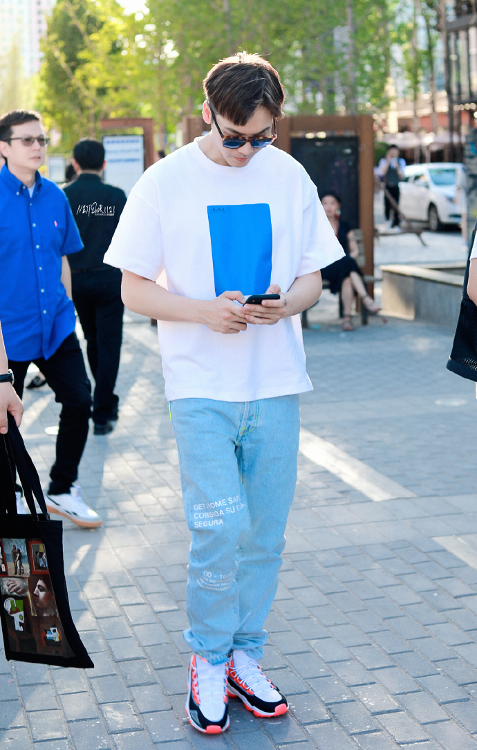 陈伟霆短发穿衣搭配,陈伟霆潮流装扮轻松打造型男风格