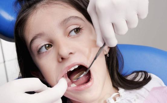 乳牙应该拔还是不拔,宝宝新牙齿出来了旧牙齿不松动