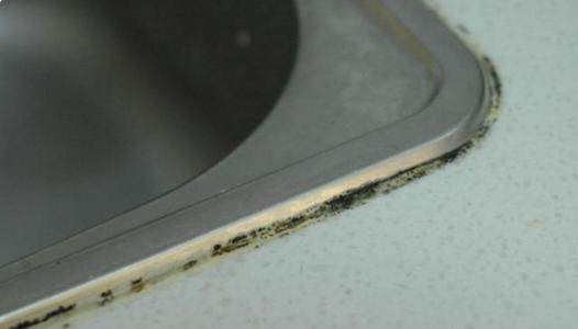 马桶边缘漏水修补胶发霉怎么清理,马桶底部玻璃胶发黄发霉怎么处理