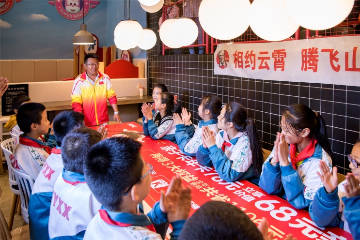 “上校爷爷”搭载航模，苍穹之上礼赞国庆