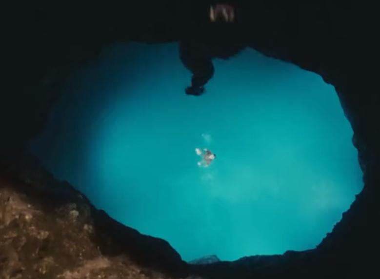 又渴又疼!手臂被石头卡住五天五夜?这部电影告诉你如何断臂求生