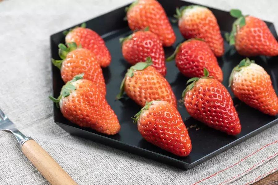 一下子吃了30颗草莓,吃了半斤草莓