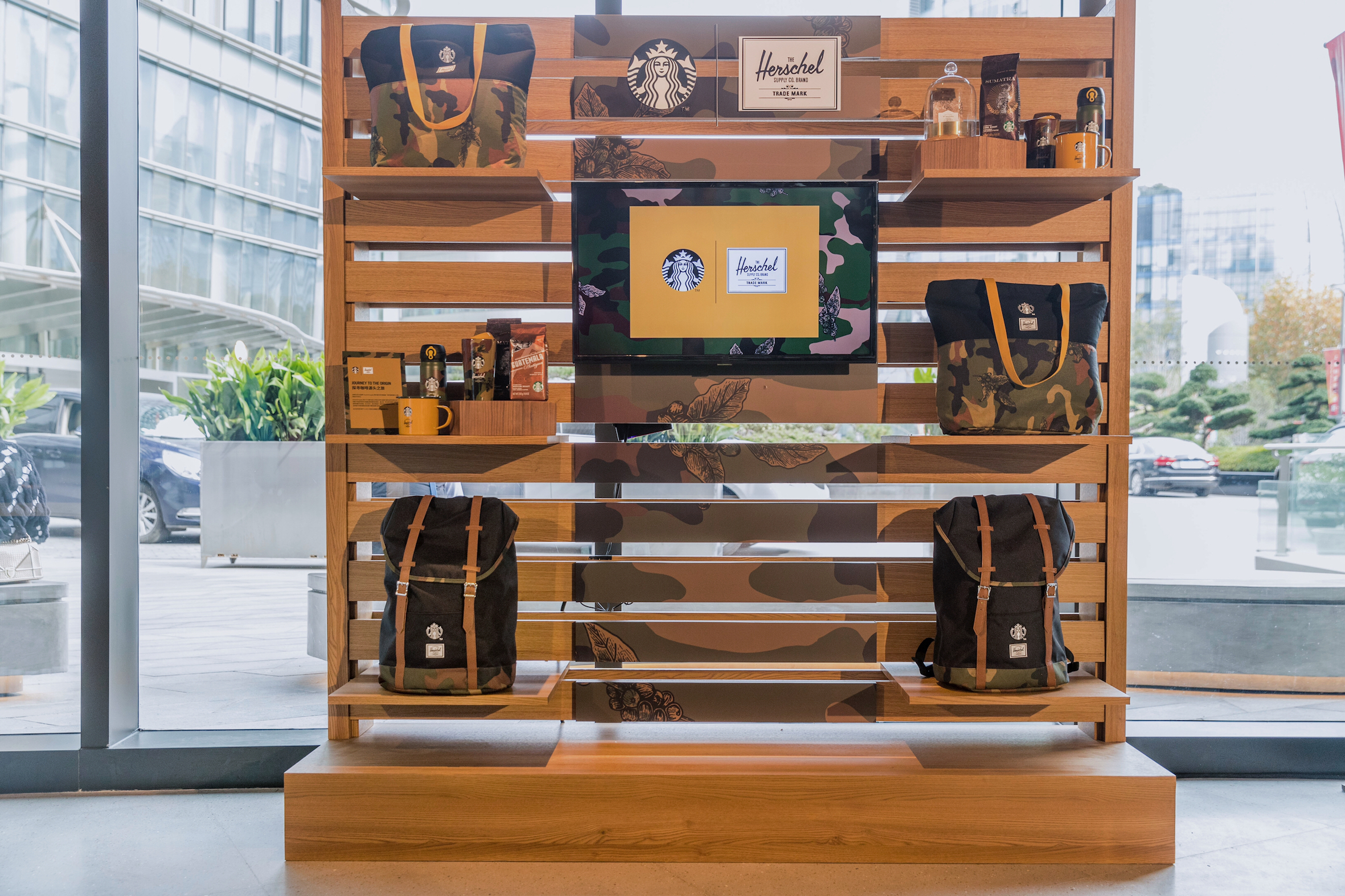 Herschel Supply 携手星巴克中国呈献冬季特别合作系列