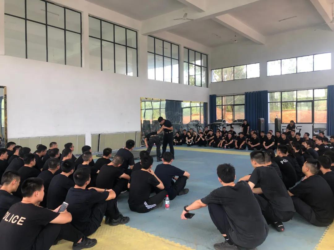 致敬坚守在一线的教师们,致敬警营里的老师们