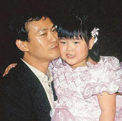 沈殿霞追思会上郑欣宜替父亲解围,郑欣宜已经继承肥姐遗产了吗