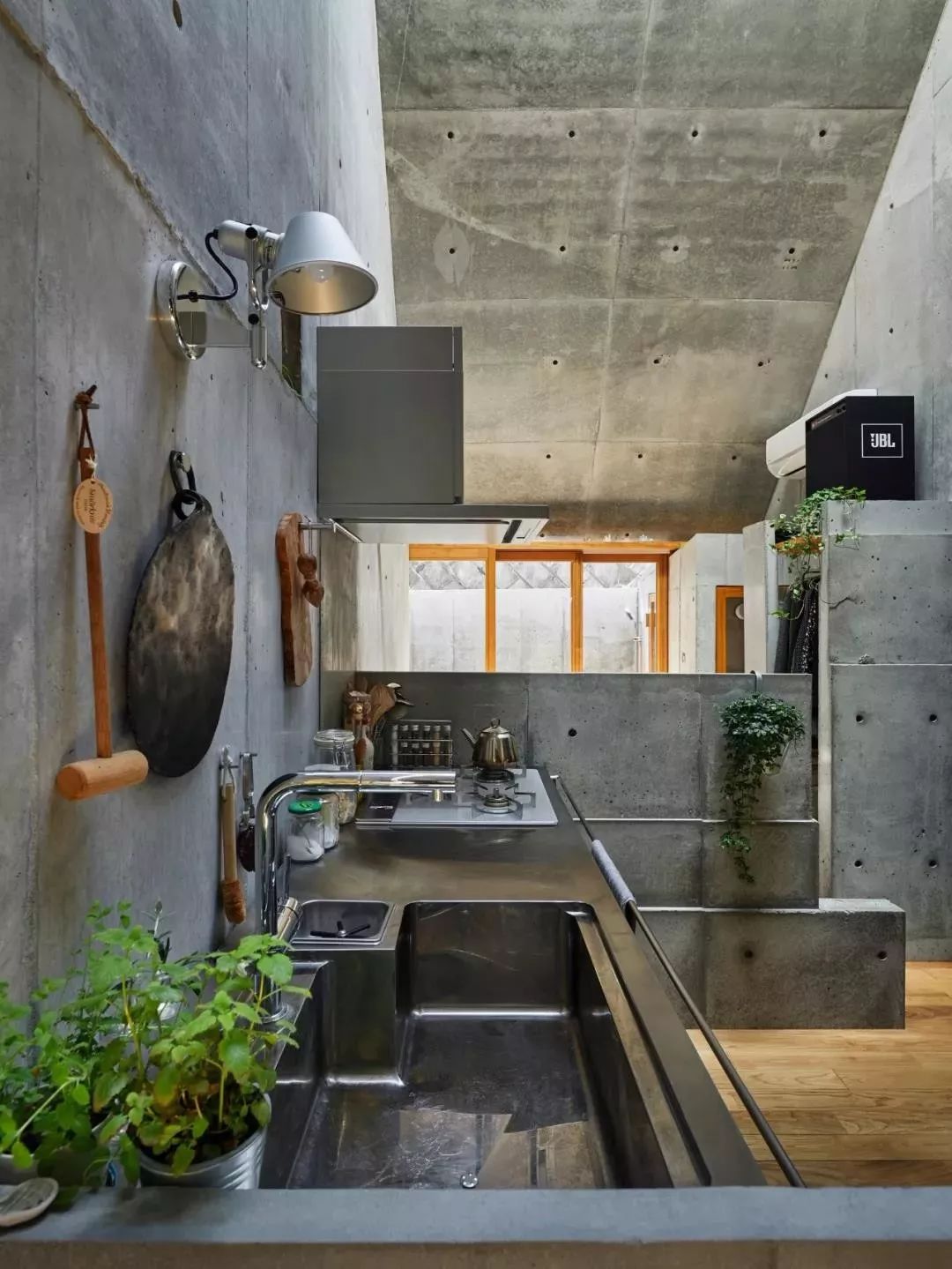 耗资80万建造豪宅出租给退休夫妇,她用14年建400平米花园