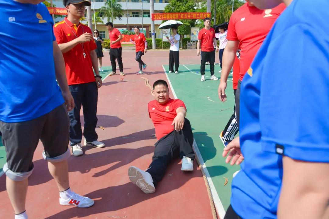 “老师，你拔河的样子真美！”“谁拍的赶紧撤！！！”