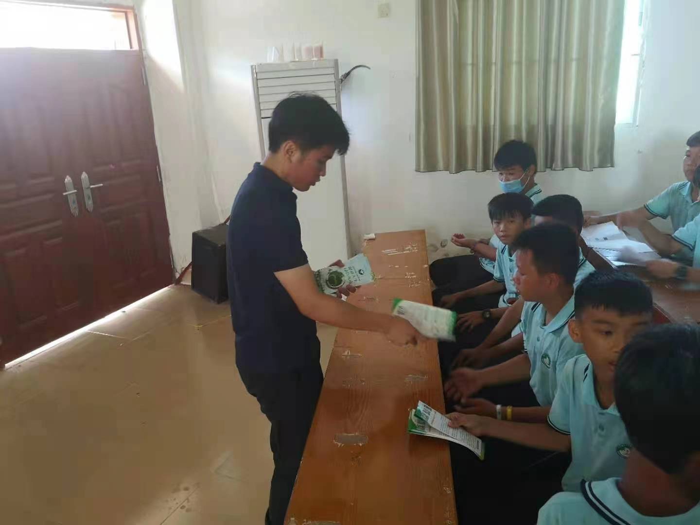 禁毒宣传进校园护航童年助成长,禁毒校园行活动简讯