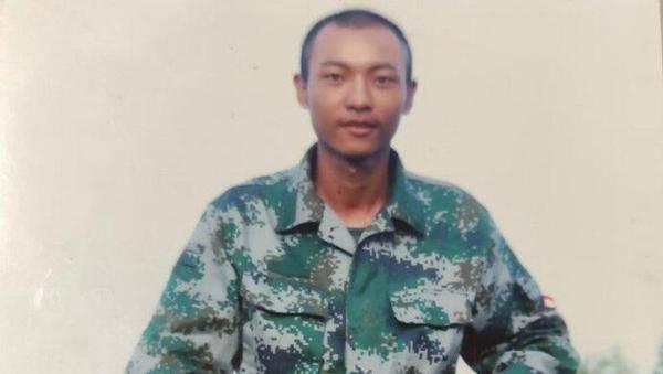 中国军人用血肉之躯肆虐洪水,00后解放军官兵抗震救灾