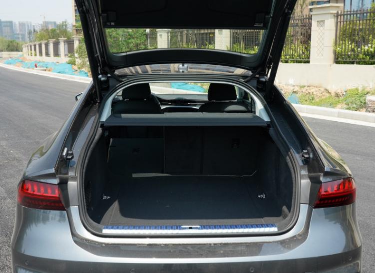 奥迪a7新款上市老款还能买到吗,开了2年的奥迪a7还能卖多少