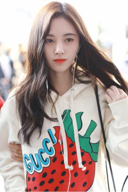 鞠婧祎穿黄色卫衣配羊羔毛,鞠婧祎穿搭白鞋