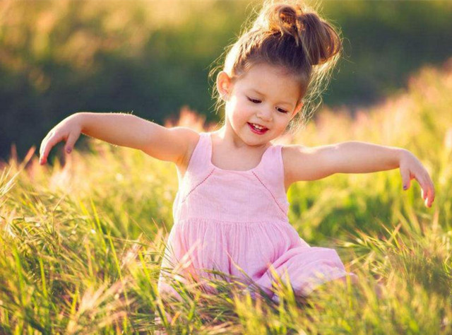 13岁女生扫雪冻伤手指险截肢,13岁女生扫雪手变黑险遭截肢