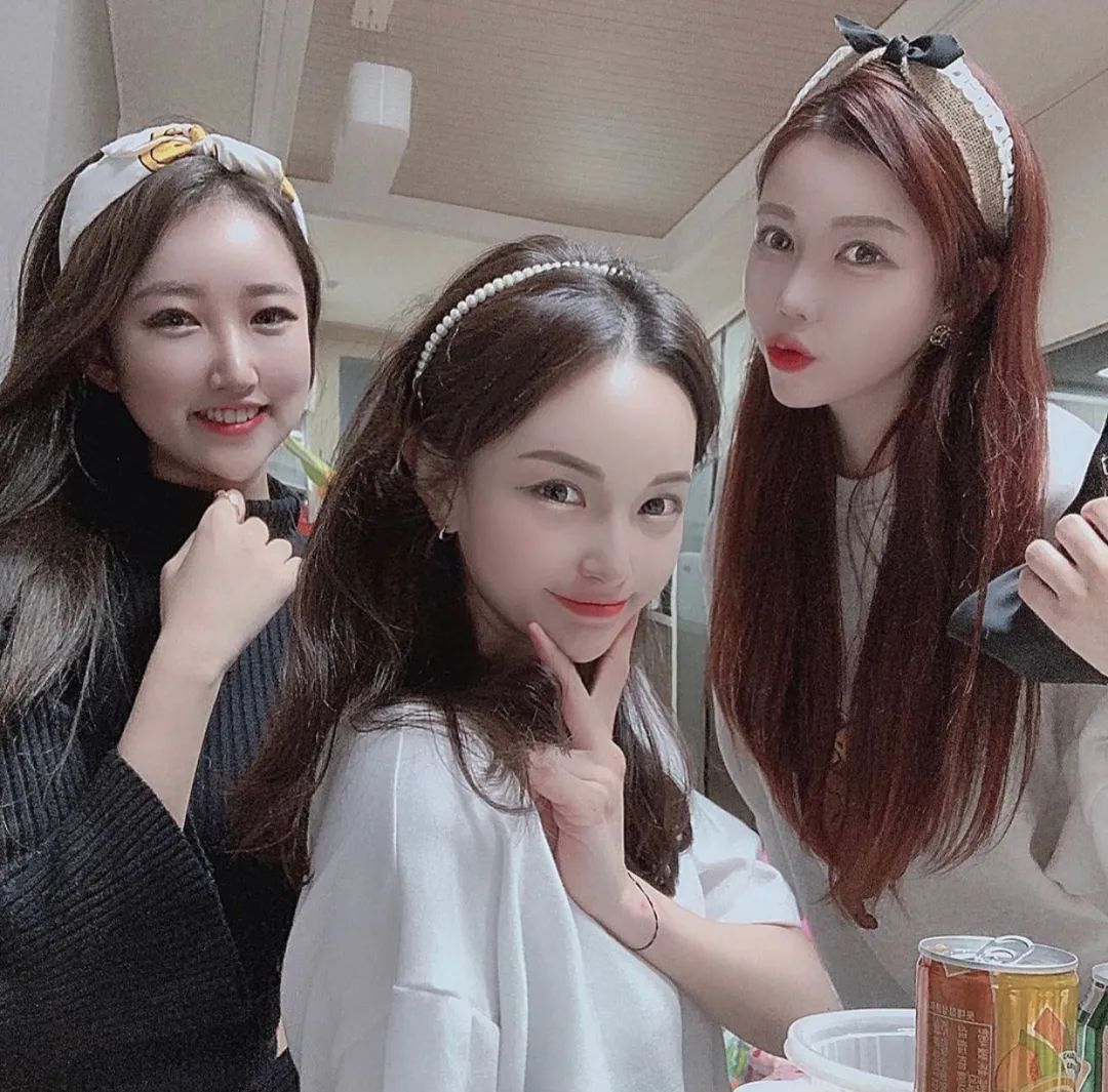 韩国女孩很会化妆,韩国东大门头饰