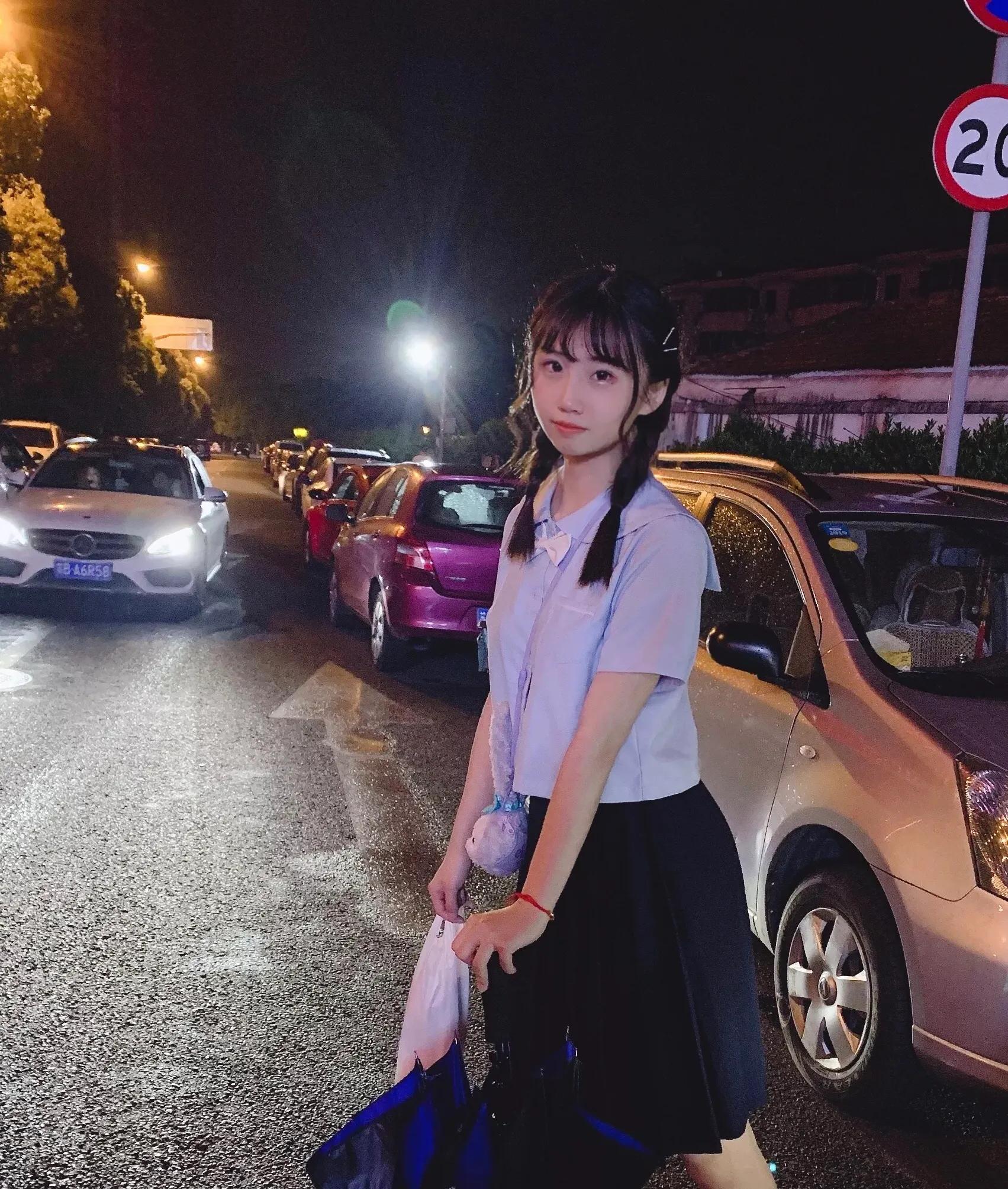 在校园穿JK制服是什么体验？回头率高么？