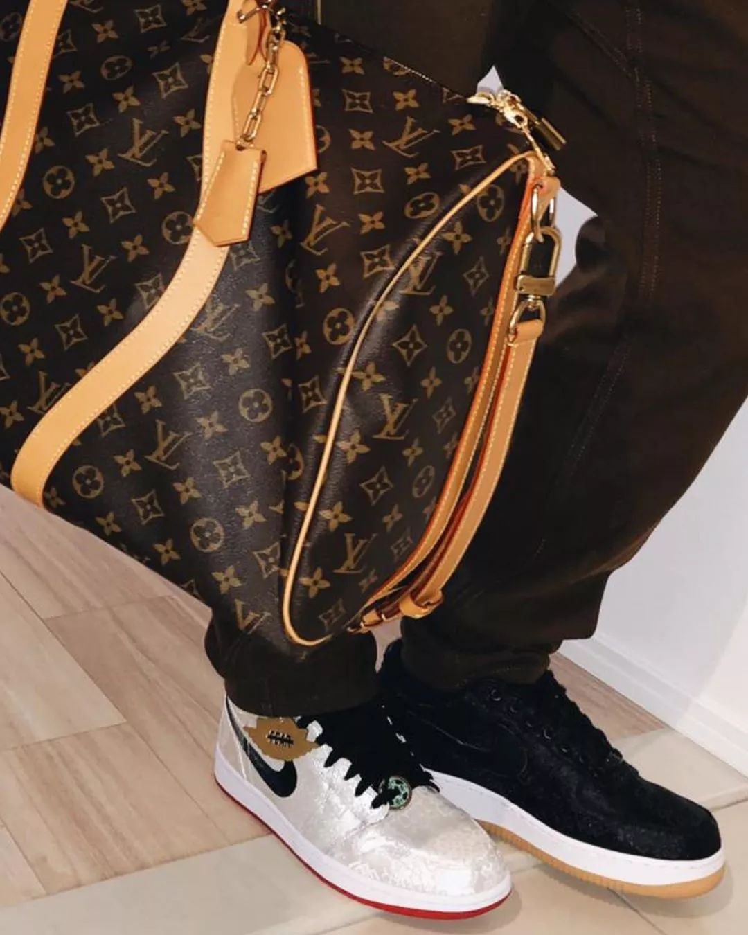 陈冠希上脚蓝丝绸,陈冠希上脚粉丝绸