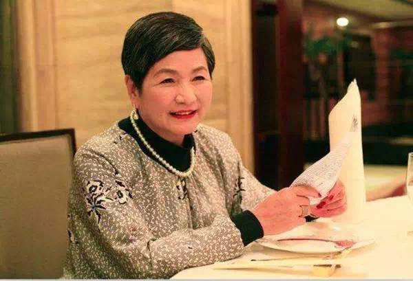 郑佩佩怀孕8次,郑佩佩的一生恋情