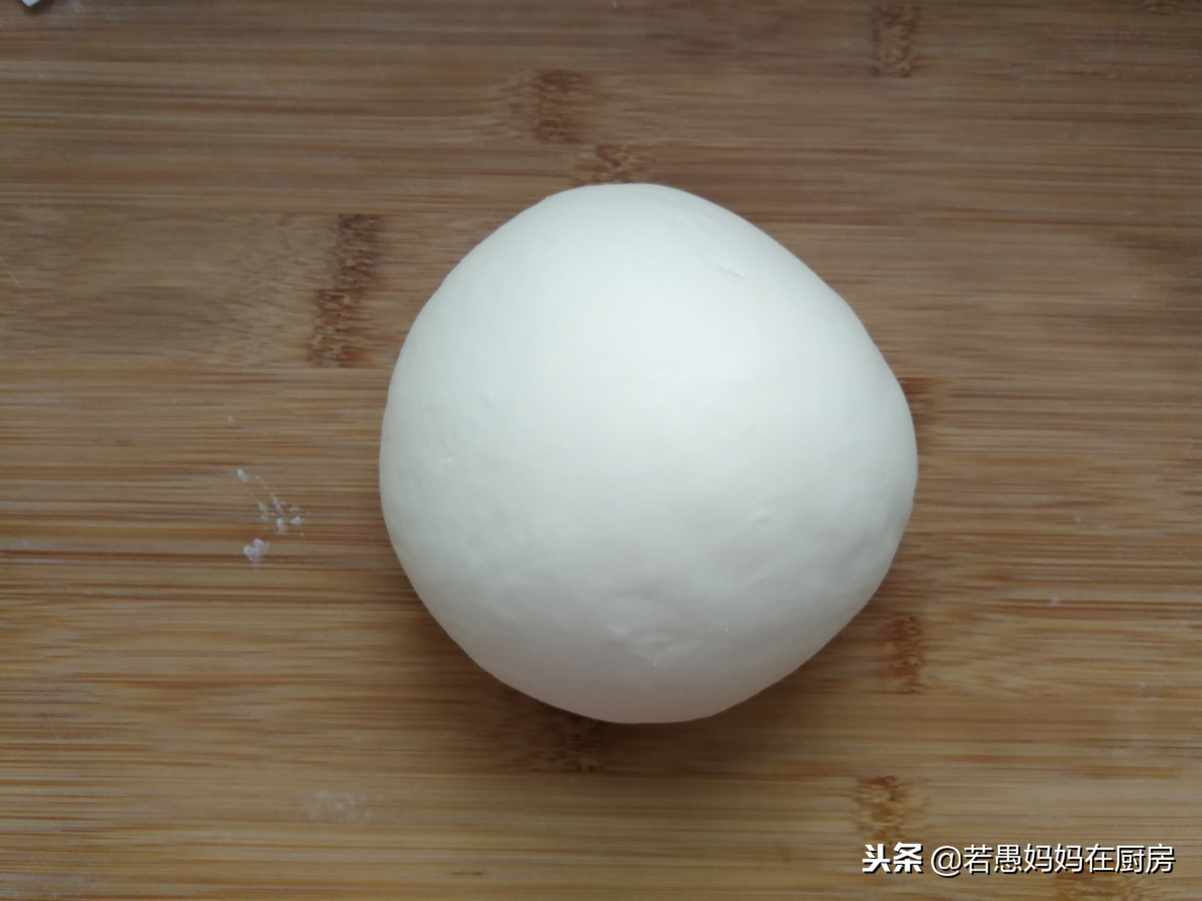 不用泡打粉不用碱，教你做松软筋道的白馒头，越嚼越香！