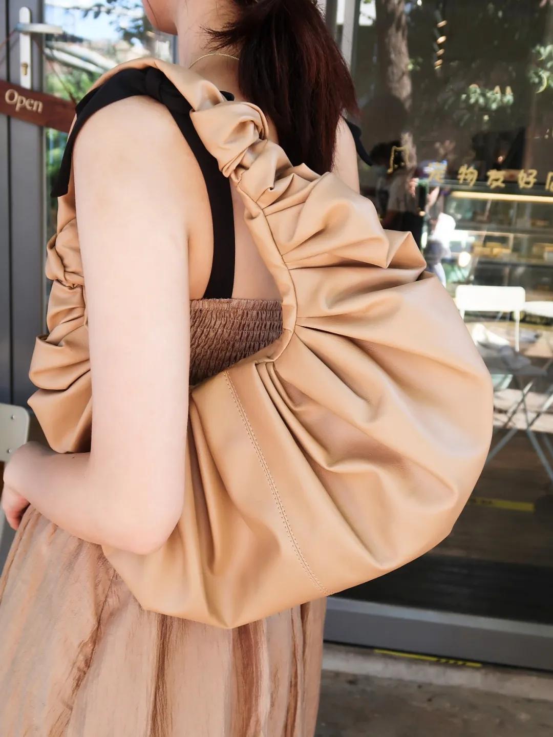 买了一大堆便宜包包,买了一个包回来发现包里有钱