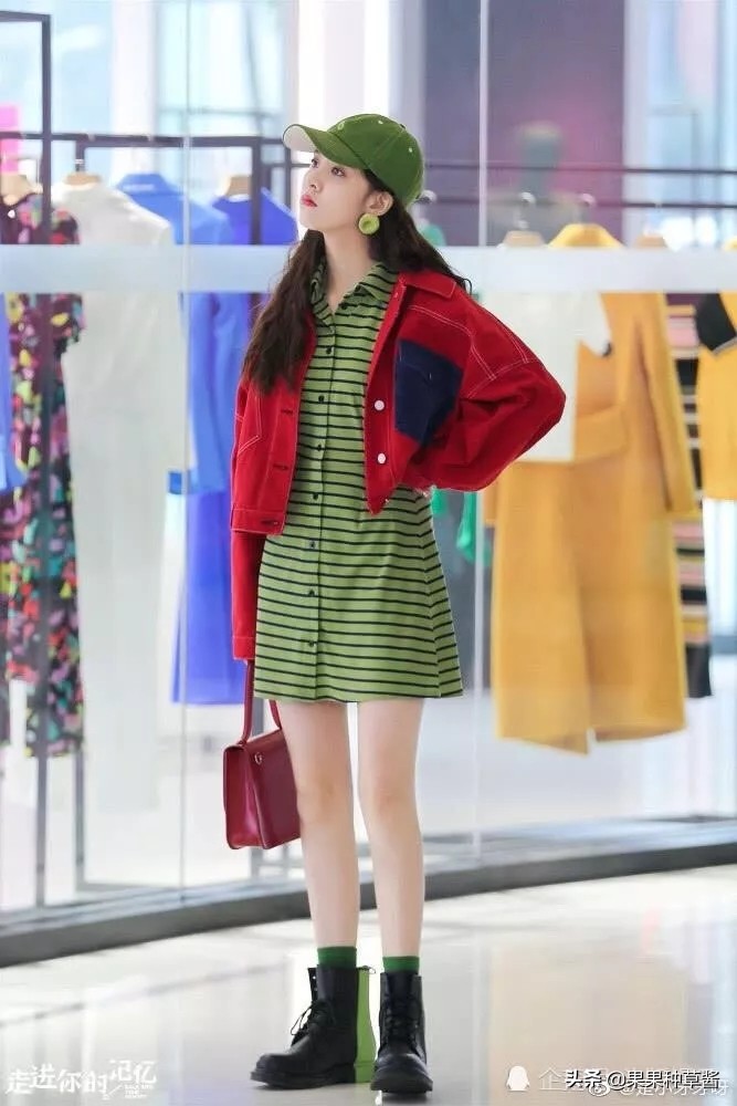 杨幂黑色字母袜王牌对王牌,杨幂格子衫高筒靴秀逆天长腿