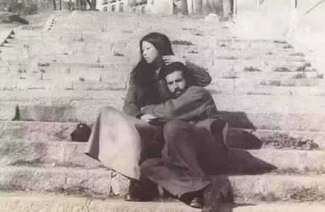 三毛：你是我们幻想的那片诗与远方，开在荒漠里的繁花，生日快乐