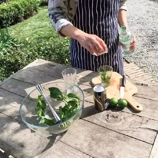 这家破厂房改造的花店，这是北京最美的小花店，明星都来拍照