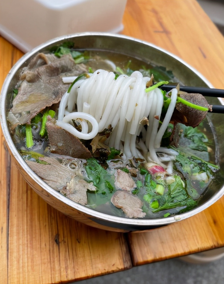 重庆馆子卖贵州特产，老板态度差客人也排队买，网友：把老板惯的