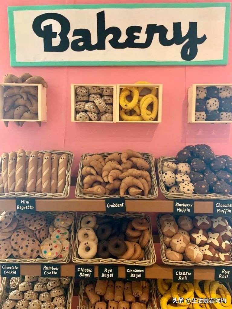 她开了间超市，卖的东西却全是假的，9000件商品，竟被一抢而空