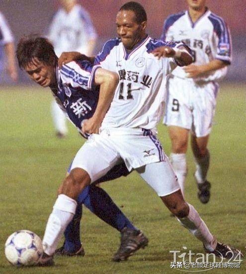 缅怀非洲50大球星之一，南非足球英雄，专虐国米后防的黑又硬