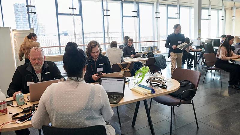 女友看上了莱昂纳多？世界首富争锋吃醋，秀肌肉“威胁”小李子