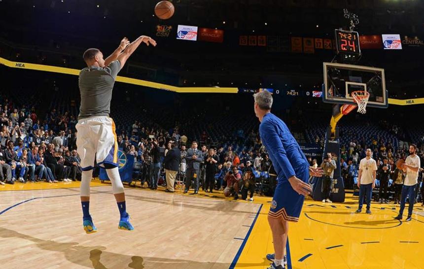 你投篮的时候盯着球看还是盯着框看？想不到这里竟有这么大学问