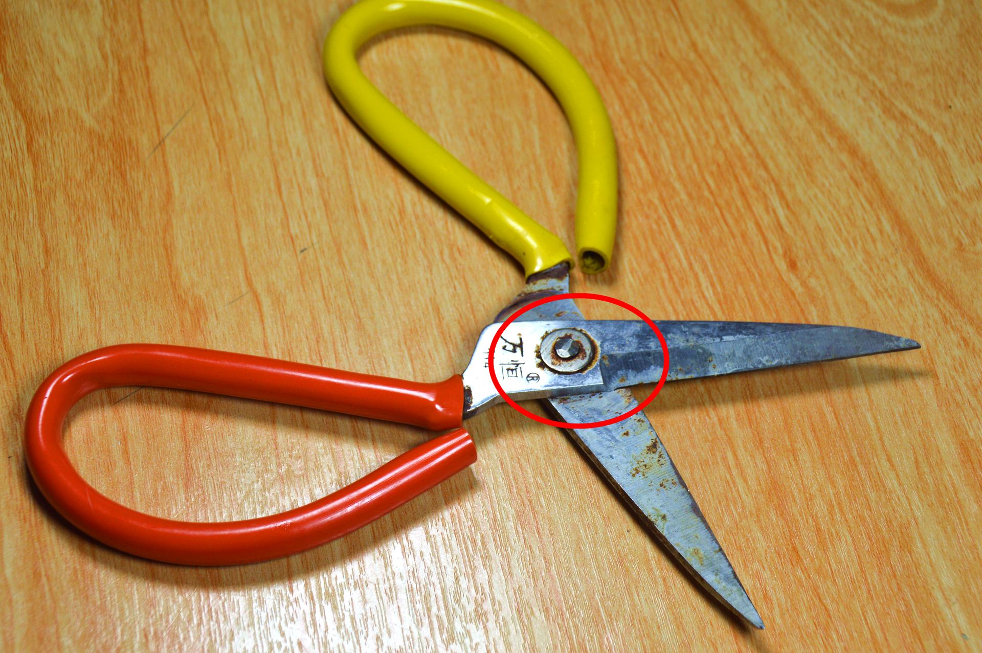 不管剪刀有多钝，万不可扔掉了，教你一招，剪刀干净锋利如新